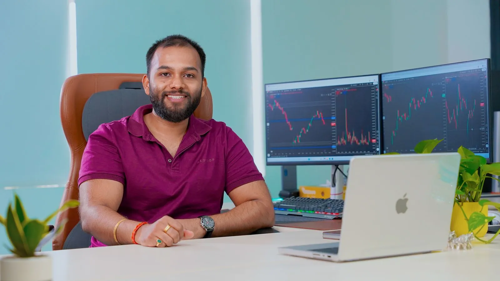 Ayush Maurya, head mentor at Stock Sprint, at his multi-screen trading desk