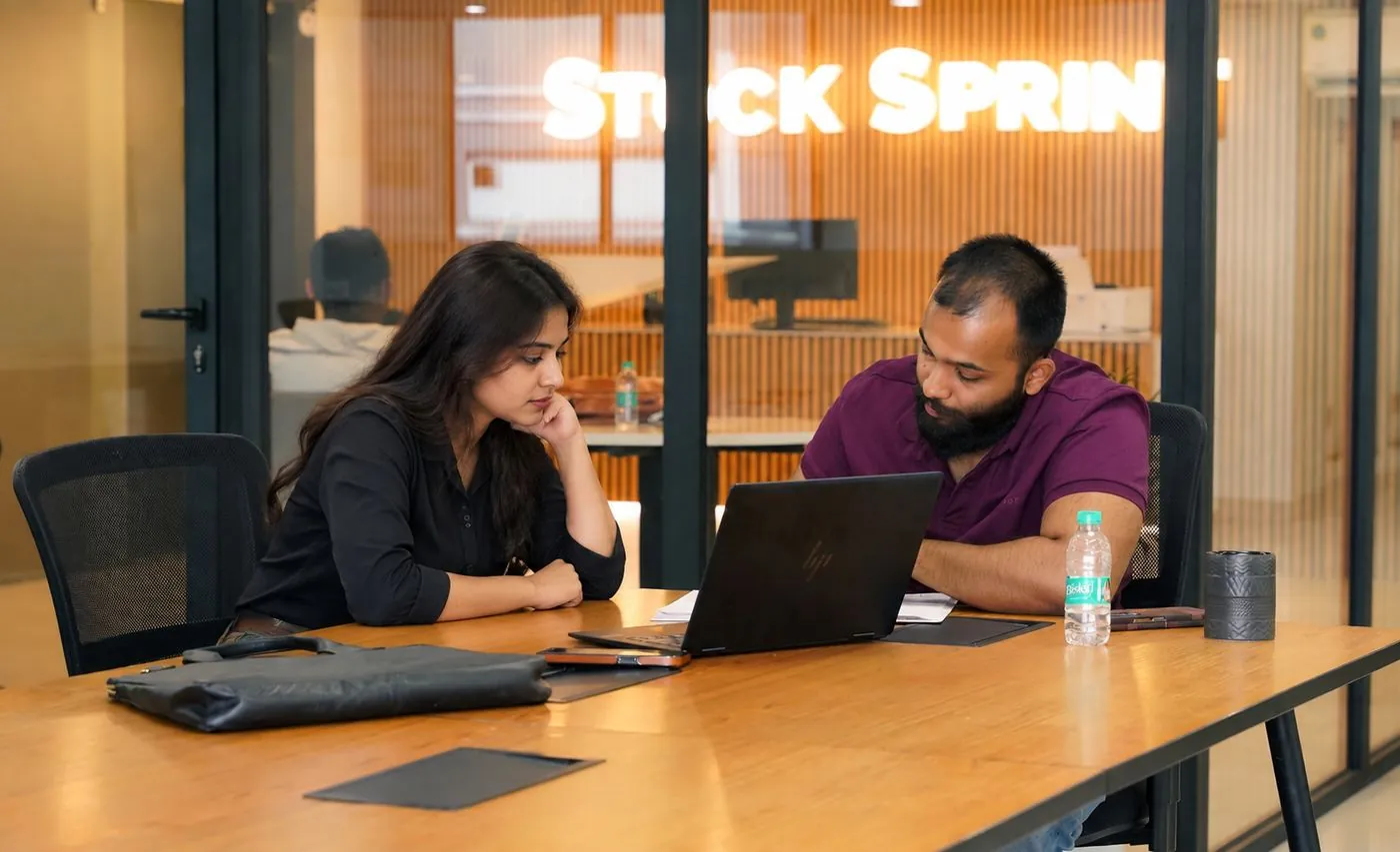 Ayush Maurya reviewing work one-on-one with a student at Stock Sprint
