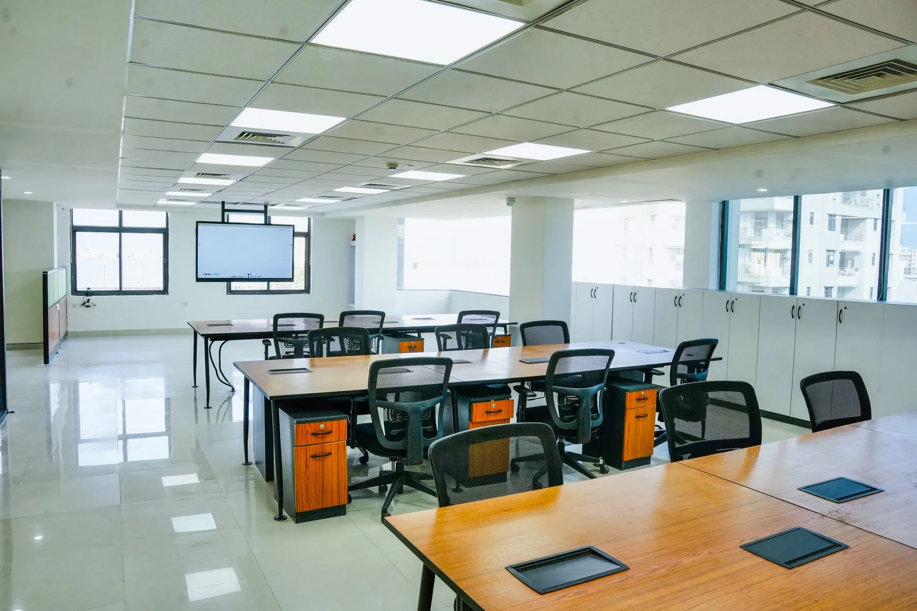 The Stock Sprint trading floor in Vaishali Nagar, Jaipur, with rows of dedicated desks and a smart board